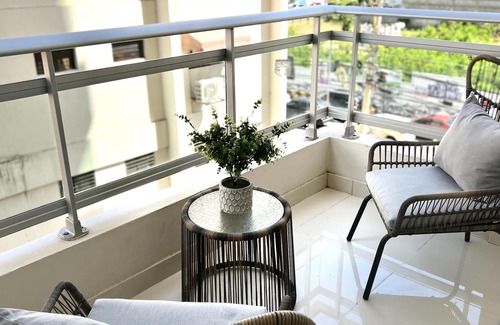 Viejo Arroyo Hondo Copropriété | Modern King Size Bed Condo with Pool by Agora Mall