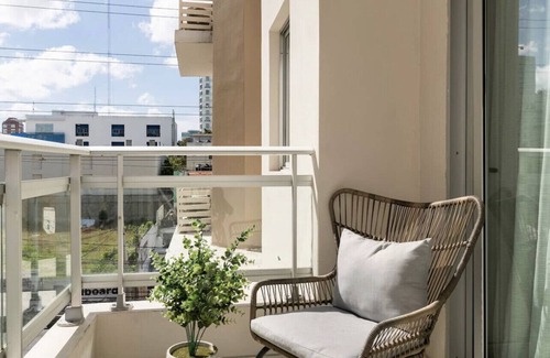 Viejo Arroyo Hondo Copropriété | Modern King Size Bed Condo with Pool by Agora Mall