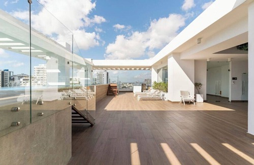 Viejo Arroyo Hondo Copropriété | Modern King Size Bed Condo with Pool by Agora Mall