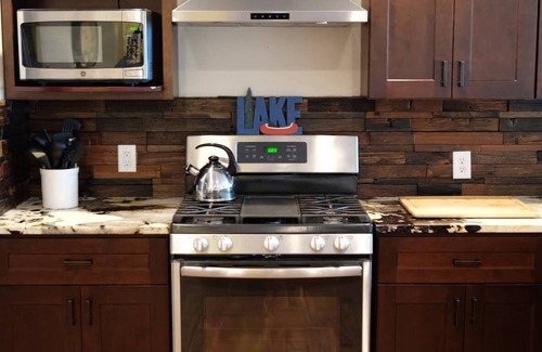 Cedar Creek Reservoir Maison | Modern Lakefront Cottage on Open Water with Stunning Sunsets on Cedar Creek Lake