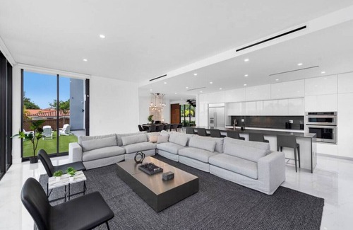 Glenvar Heights Villa | Modern Lakefront Villa w/ Pool, Jacuzzi and Gym