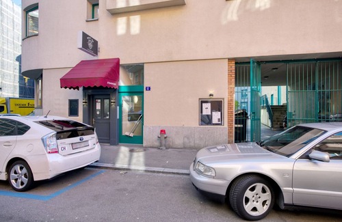 Langstrasse Appartement | Modern Langstrasse 2.5 Room w/ Storage, 5 mins to Tram, by Blueground