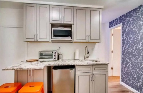 Arvada Appartement | Modern, Light Basement Apartment