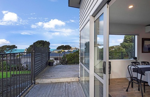 Castlepoint Maison | Modern Little Place At Castlepoint - with Private Direct Beach Access