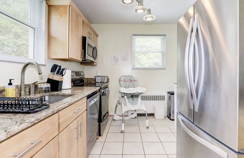 College Park Maison | Modern living for visit DC/UMD, 2 bedrooms, 4 beds with central AC/heating
