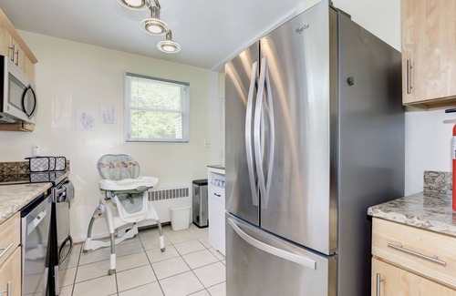 College Park Maison | Modern living for visit DC/UMD, 2 bedrooms, 4 beds with central AC/heating