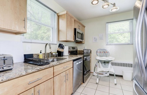 College Park Maison | Modern living for visit DC/UMD, 2 bedrooms, 4 beds with central AC/heating