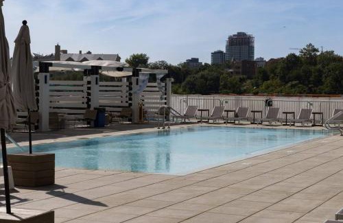 Historic Downtown Appartement | Modern Loft 15 Min from NYC with City View & Pool