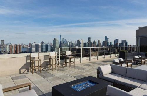 Historic Downtown Appartement | Modern Loft 15 Min from NYC with City View & Pool