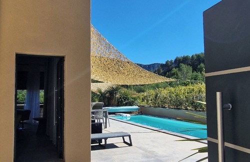 Pierrelongue Villa | Villa loft moderne avec terrasse et couloir de nage vue dégagée sur la nature