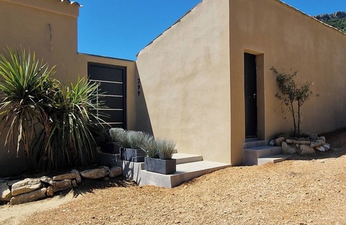 Pierrelongue Villa | Villa loft moderne avec terrasse et couloir de nage vue dégagée sur la nature