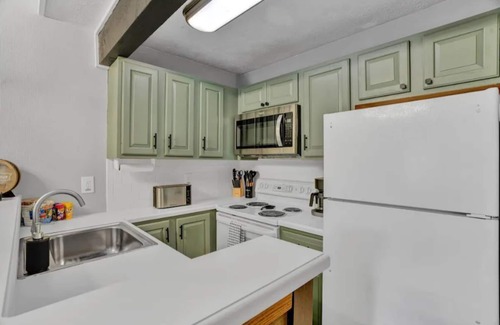 White Haven Maison | Modern loft w/ pond view near lakes, golf & more!