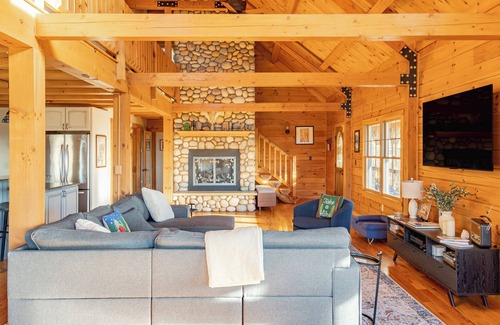 Chatham Maison | Modern Log Chalet - 10 acres, views, and a pond!