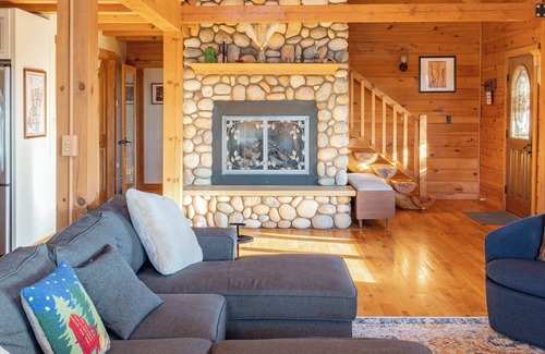 Chatham Maison | Modern Log Chalet - 10 acres, views, and a pond!