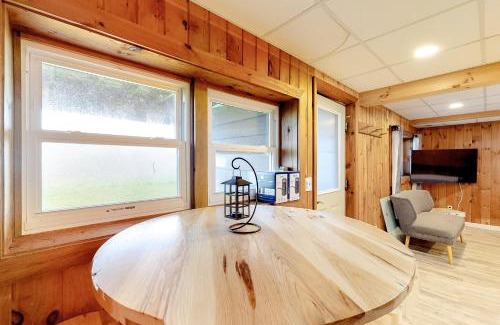 Montgomery Center Appartement | Modern Log Chalet - Lower Unit