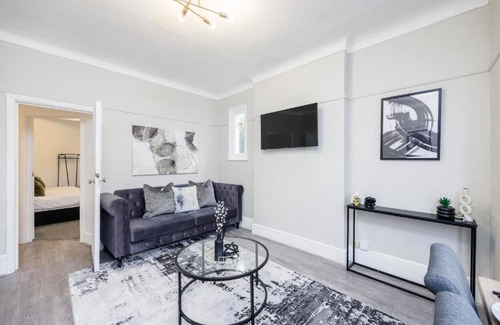 Southend-on-Sea Appartement | Modern & Lovely 2BR City Centre Near High St by Luxiety Stays