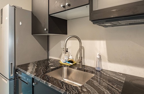 Brookland Copropriété | MODERN ☆ Lux ★ 1 BR 2 Bed Condo ☆ Prime Location