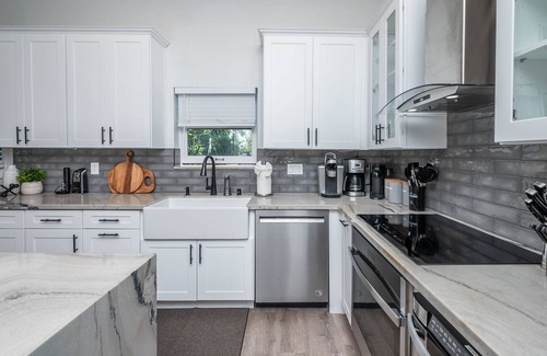 Grant Hill Maison | Modern Lux Home: 4B/3B Retreat: Close to Downtown!