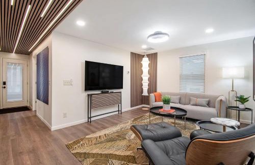Aksarben - Elmwood Park Maison | Modern Lux King Suite, cozy Hot tub & Central Omaha!
