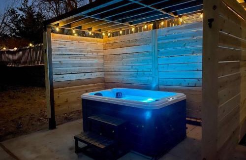 Aksarben - Elmwood Park Maison | Modern Lux King Suite, cozy Hot tub & Central Omaha!