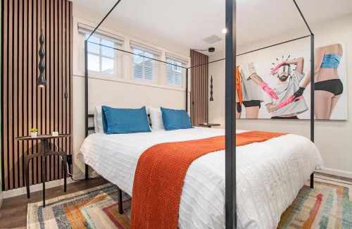Aksarben - Elmwood Park Maison | Modern Lux King Suite, cozy Hot tub & Central Omaha!