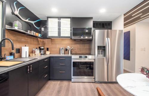 Aksarben - Elmwood Park Maison | Modern Lux King Suite, cozy Hot tub & Central Omaha!