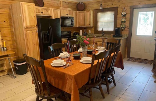 Conyers Cabine | Modern Luxe Cabin Tucked away on the Yellow River!