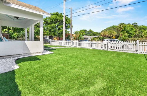 Palm Beach - West Palm Beach Maison | Modern Luxe Retreat w/Hot Tub: 5 Mins to Beach