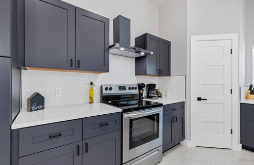 Alamo Heights Maison | Modern Luxe Retreat|Sleeps 12|Alamo Heights