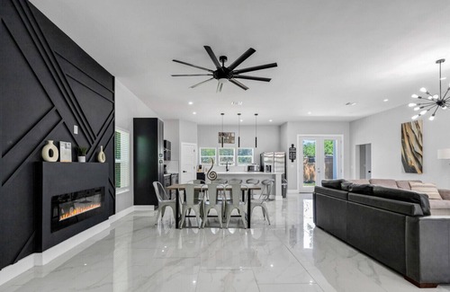 Alamo Heights Maison | Modern Luxe Retreat|Sleeps 12|Alamo Heights