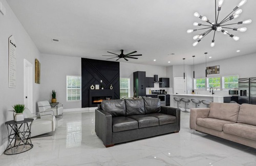 Alamo Heights Maison | Modern Luxe Retreat|Sleeps 12|Alamo Heights