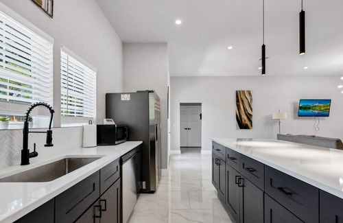 Alamo Heights Maison | Modern Luxe Retreat|Sleeps 12|Alamo Heights