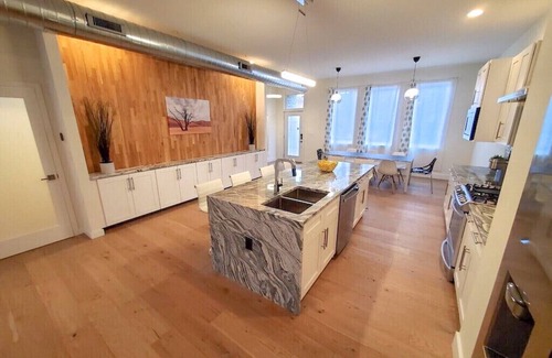 The Gate Maison | NEW Modern & Luxurious 4BDR House. Sleep 12. Minutes to Top Golf and downtown
