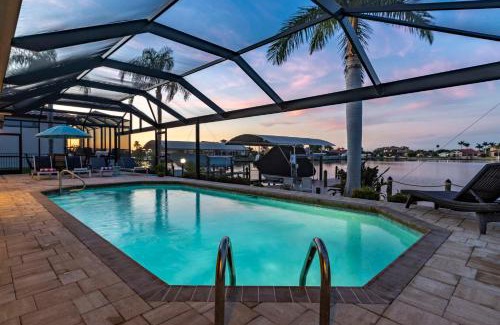 Eight Lakes Maison | Modern, Luxurious, Waterfront home with Heated Pool - Villa Dock Holiday - Roelens Vacations