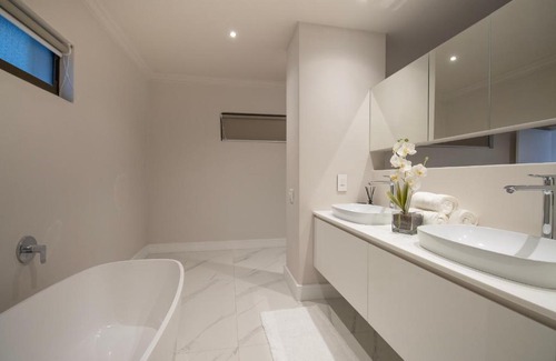 Steenberg Estate Maison | Modern luxury 6 bedroom home in Constantia