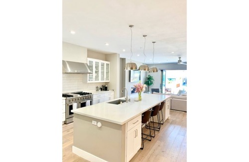 Belmont Heights Maison | MODERN LUXURY BEACH RETREAT HOME-Panoramic roof ,block to beach, dining, shops
