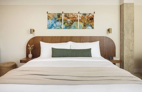 East Bank Hôtel | Modern Luxury Meets Southern Charm: Convenient City View Unit