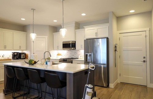Vancouver Maison | Modern & Luxury Townhome in Vancouver WA [3BR/2.5BA]