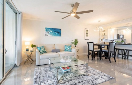 Jupiter Bay Copropriété | Modern Luxury, Waterfall, Pool, 1/2 mile to Beach