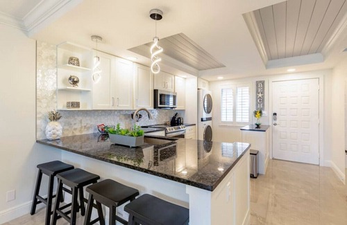 Jupiter Bay Copropriété | Modern Luxury, Waterfall, Pool, 1/2 mile to Beach