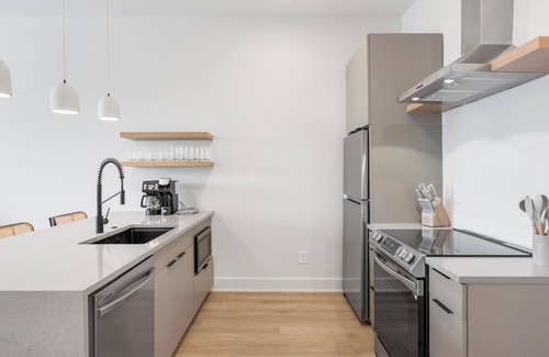 Inglewood Copropriété | Modern Mid-Term Stay at The Haysboro!
