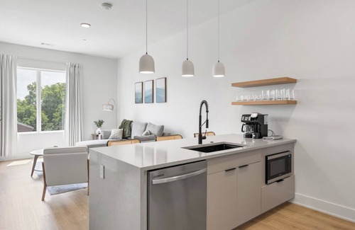 Inglewood Copropriété | Modern Mid-Term Stay at The Haysboro!