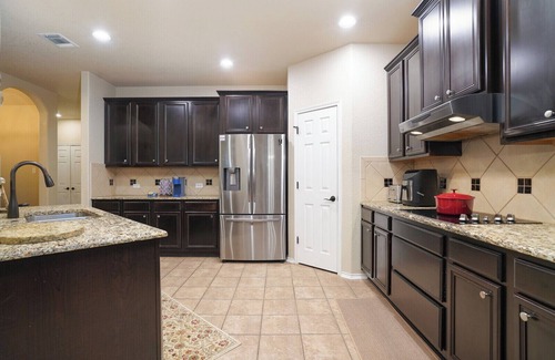 San Antonio Maison | Modern, minimalist home. Family-sized, smart home with backyard, pet-friendly!