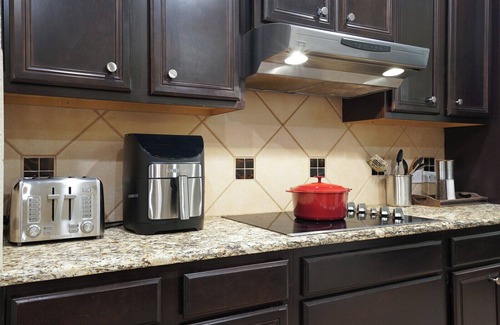 San Antonio Maison | Modern, minimalist home. Family-sized, smart home with backyard, pet-friendly!