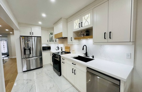 Meadowvale Village Maison | Modern Mississauga home near airport with 2 parking spots, patio, & dining space