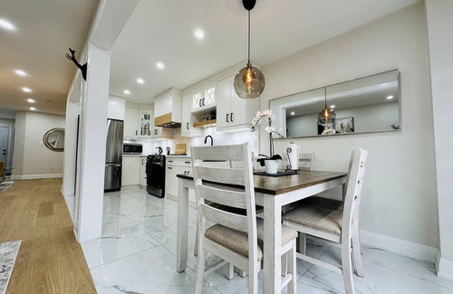 Meadowvale Village Maison | Modern Mississauga home near airport with 2 parking spots, patio, & dining space