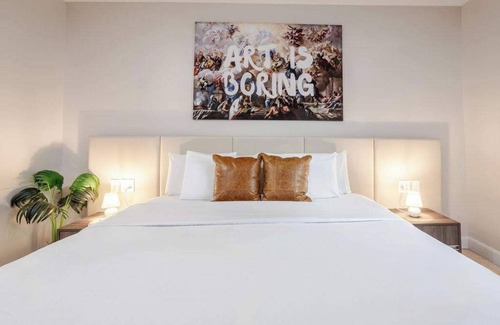 Gay Village Hôtel | Modern Mood King – Downtown MTL