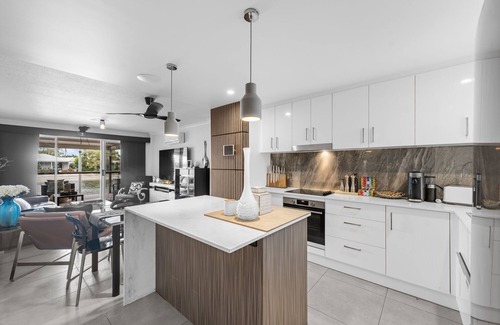Mooloolaba Appartement | Modern Mooloolaba Escape with Front Deck