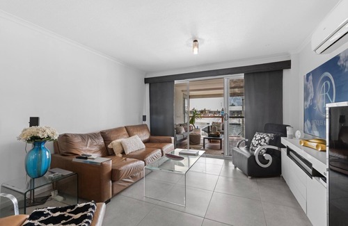 Mooloolaba Appartement | Modern Mooloolaba Escape with Front Deck