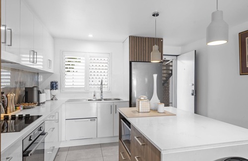 Mooloolaba Appartement | Modern Mooloolaba Escape with Front Deck